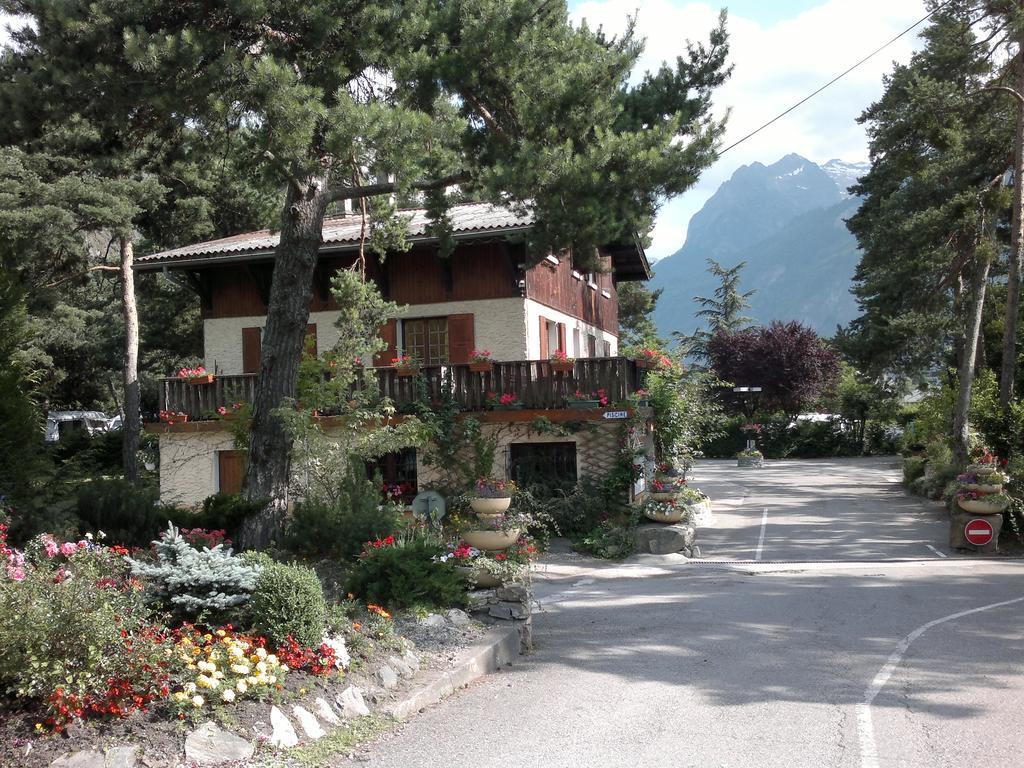 Villa Camping La Cascade à Le Bourg-dʼOisans Extérieur photo