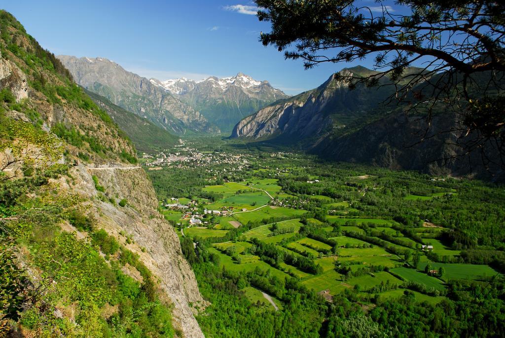 Villa Camping La Cascade à Le Bourg-dʼOisans Extérieur photo