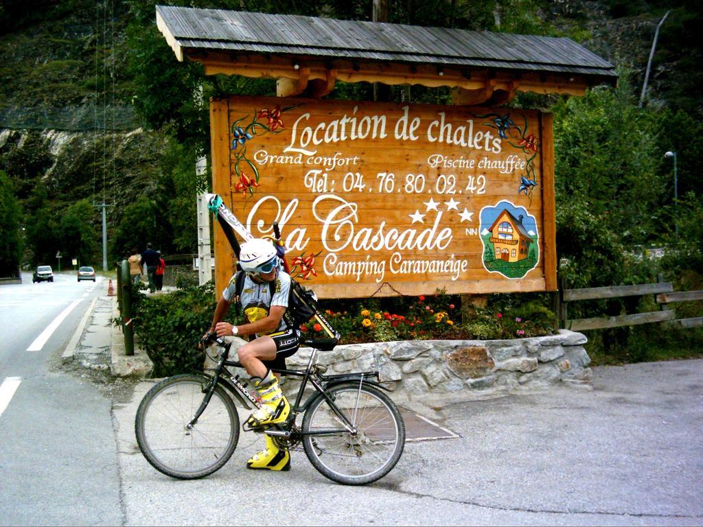 Villa Camping La Cascade à Le Bourg-dʼOisans Extérieur photo