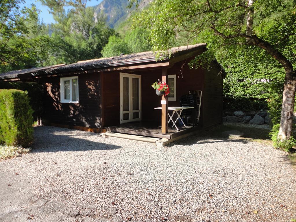 Villa Camping La Cascade à Le Bourg-dʼOisans Extérieur photo